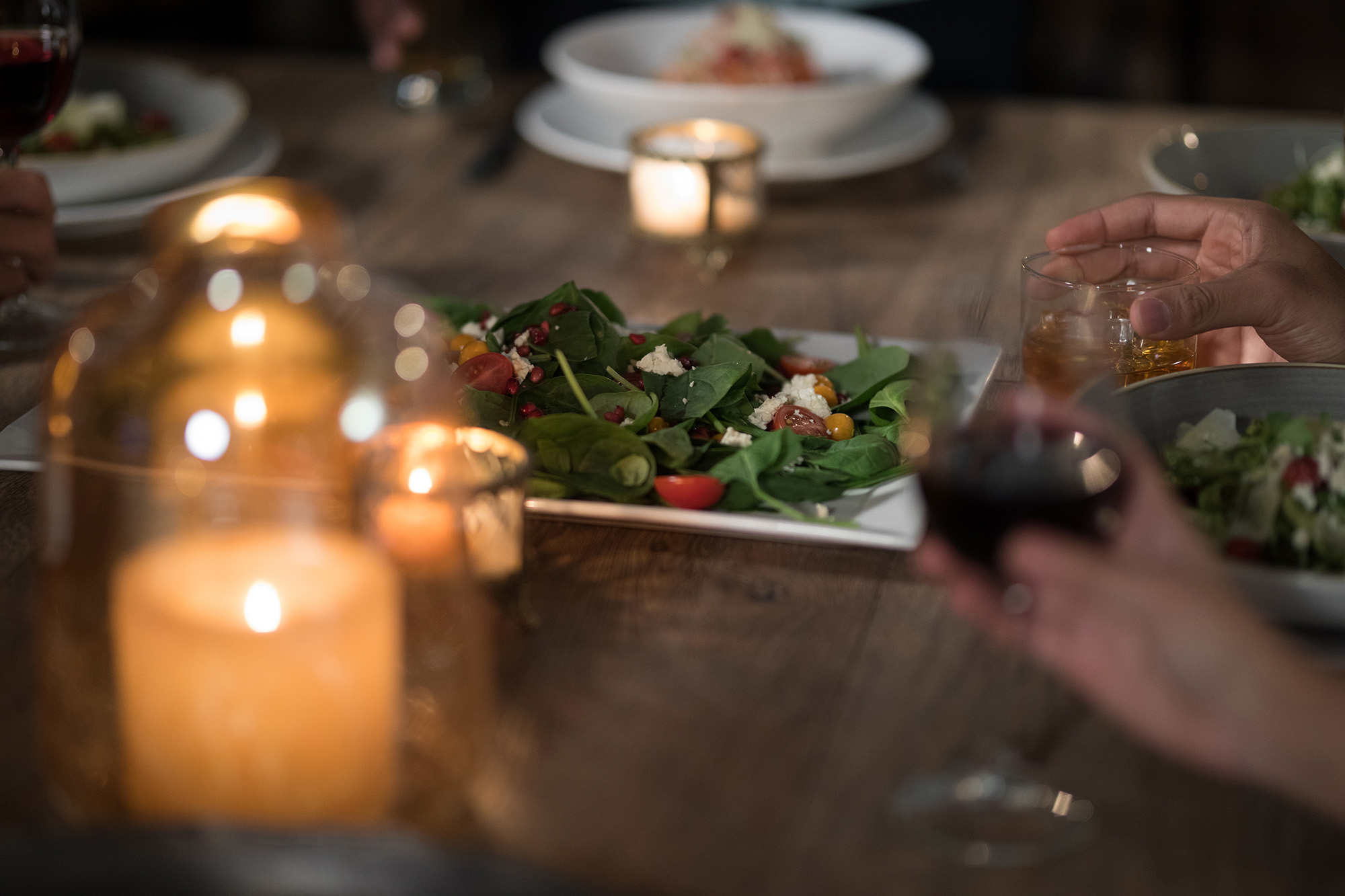 Gemütliches Essen bei Kerzenschein: Salat und Wein