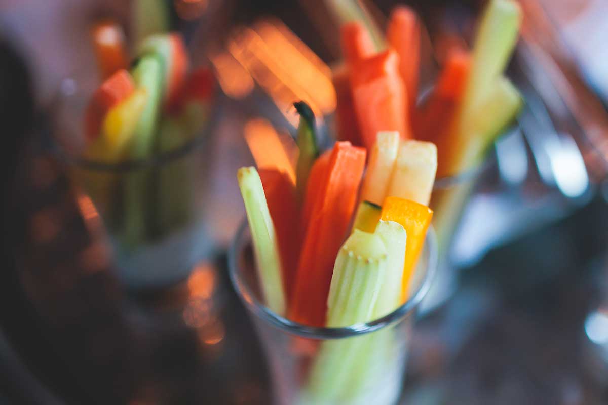 Wunderschön dekorierter Catering-Banketttisch mit einer Vielzahl unterschiedlicher veganer vegetarischer Snacks, Salate und Gemüsesticks auf einer Firmen-Weihnachtsgeburtstagsfeier oder Hochzeitsfeier